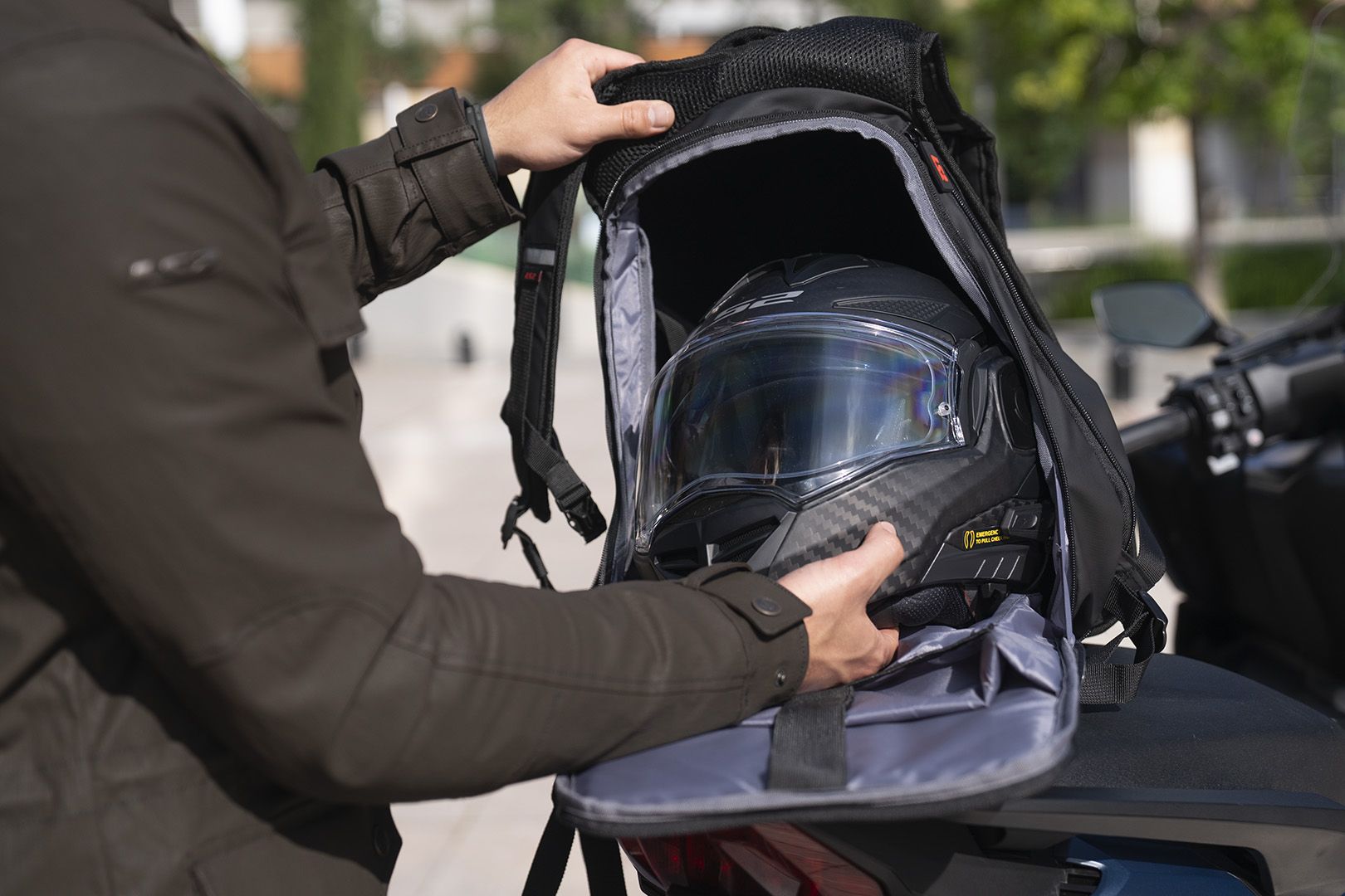 MOCHILA SEMIRÍGIDA LS2 SHIELD